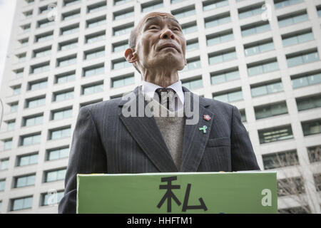 Tokyo, Tokyo, Giappone. Xix gen, 2017. Kazuo Ishikawa eccepire la sua innocenza in un 1963 omicidio caso, davanti a Tokyo la costruzione dell'Alta Corte in attesa per la riapertura del caso. Conosciuta come "La ayama incidente, '' a Tokyo il 24 maggio 2016. Nel 1963, Kazuo Ishikawa è stato condannato per omicidio di un high school girl nella città di Sayama, nella prefettura di Saitama. Un membro della Buraku, Giappone storico della casta di intoccabili. Ora 78, egli è ancora in lotta per cancellare il suo nome e per assicurarsi che altri hanno accesso a un processo equo. Credito: Alessandro Di Ciommo/ZUMA filo/Alamy Live News Foto Stock