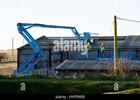 Hamstreet, Ashford, Kent. Xix gen, 2017. Operai iniziare a valutare ed effettuare le riparazioni su un fienile devastata da un incendio nel gennaio 2016. Credito: Paolo Lawrenson/Alamy Live News. Foto Stock