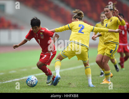 Foshan, Cina. Xix gen, 2017. Win Theingi Tun(L) del Myanmar compete con Kateryna Korsun dell'Ucraina durante il loro match di Chunhui logistica CFA Coppa internazionale delle donne torneo di calcio Foshan 2017 in Foshan, Cina, Gennaio 19, 2017. Myanmar perso 0-4. Credito: Jia Yuchen/Xinhua/Alamy Live News Foto Stock