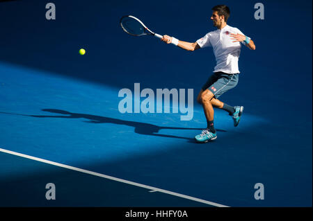 Melbourne, Australia. Xix gen, 2017. La Serbia il Novak Djokovic colpisce la sfera durante gli Uomini Singoli Secondo turno il match contro Uzbekistan Denis Istomin presso l'Australian Open di Tennis campionati di Melbourne, Australia, Gennaio 19, 2017. Djokovic ha perso 2-3. Credito: Bai Xue/Xinhua/Alamy Live News Foto Stock