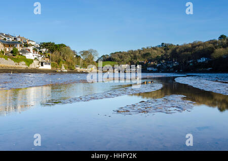 Noss Mayo, Devon, Regno Unito. Xix gen, 2017. Regno Unito Meteo. Un soleggiato inverni giorno a Noss Mayo nel Devon guardando attraverso il fiume Yealm a bassa marea a Newton Ferrers. Credito Foto: Graham Hunt/Alamy Live News Foto Stock