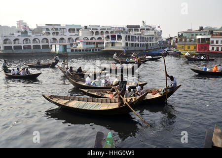 Dacca in Bangladesh. 18 gennaio, 2017. Battellieri del Bangladesh sono porta i passeggeri attraverso il fiume Buriganga a Dhaka, nel Bangladesh. Il 18 gennaio 2016 Credit: Mamunur Rashid/Alamy Live News Foto Stock