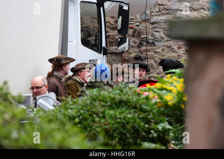 Edimburgo, Scozia, Regno Unito. Xix gen, 2017. Cast di 'Outlander' serie TV sulla posizione nella Cittã Vecchia di Edimburgo,, Credito: Ken Jack/Alamy Live News Foto Stock