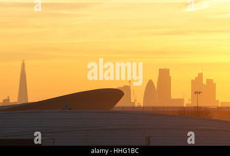 Londra, Regno Unito. Xix gen, 2017. Aria tossici "red alert" rilasciato in otto quartieri di Londra. Credito: Marcin Rogozinski/Alamy Live News Foto Stock