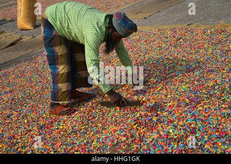 Dacca in Bangladesh. 18 gennaio, 2017. Un lavoratore del Bangladesh di plastica riciclata essiccamento chips sulla banca del fiume Buriganga a Dhaka, nel Bangladesh. Il 18 gennaio 2017. Questi chip verrà utilizzato per la produzione di vari prodotti in plastica. Credito: Mamunur Rashid/Alamy Live News Foto Stock