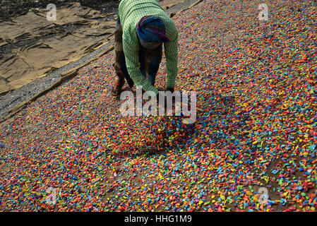 Dacca in Bangladesh. 18 gennaio, 2017. Un lavoratore del Bangladesh di plastica riciclata essiccamento chips sulla banca del fiume Buriganga a Dhaka, nel Bangladesh. Il 18 gennaio 2017. Questi chip verrà utilizzato per la produzione di vari prodotti in plastica. Credito: Mamunur Rashid/Alamy Live News Foto Stock