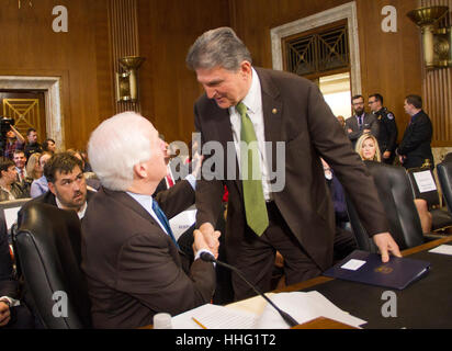 Washington, Stati Uniti d'America. Xix gen, 2017. sen. john cornyn (r-tx) ci saluta il senatore joe manchin prima dell ex governatore del Texas rick Perry, presidente eletto Donald Trump's scelta come segretario dell'energia, testimonia durante la sua audizione di conferma prima che il comitato del Senato in materia di energia e di risorse naturali su Capitol Hill gennaio 19, 2017 a Washington, DC. Perry è previsto per affrontare domande circa le sue connessioni per l'industria del petrolio e del gas. Credito: pixelpro/alamy live news Foto Stock