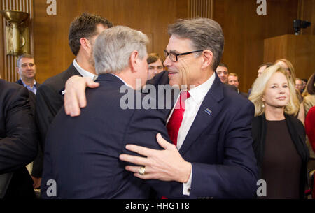 Washington, Stati Uniti d'America. Xix gen, 2017. sen. john cornyn (r-tx) saluta ex governatore del Texas rick Perry, presidente eletto Donald Trump's scelta come segretario dell'energia, prima che egli testimonia durante la sua audizione di conferma prima che il comitato del Senato in materia di energia e di risorse naturali su Capitol Hill gennaio 19, 2017 a Washington, DC. Perry è previsto per affrontare domande circa le sue connessioni per l'industria del petrolio e del gas. Credito: pixelpro/alamy live news Foto Stock