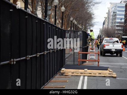 Washington, Stati Uniti d'America. Xix gen, 2017. Lavoratori impostare le recinzioni un giorno prima per le presidenziali negli Stati Uniti la cerimonia di inaugurazione in Washington, DC, Stati Uniti a gennaio 19, 2017. Alcuni 28.000 in personale sono attesi per essere distribuito qui per gli Stati Uniti Presidente-eletto Donald Trump's inaugurazione, secondo i media locali della relazione. Credito: Yin Bogu/Xinhua/Alamy Live News Foto Stock