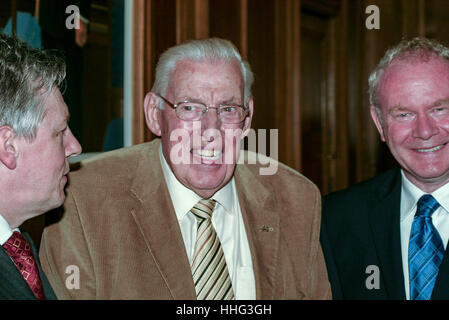 File di archivio: longroom, Stormont Belfast, 28 giugno 2010. Martin McGuinness, Ian Paisley e Peter Robinson presso il ritratto scoprimento di Dr Paisley Foto Stock