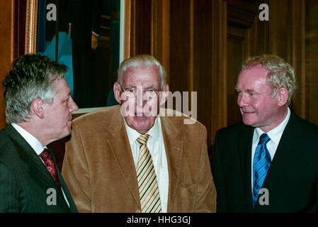 File di archivio: longroom, Stormont Belfast, 28 giugno 2010. Martin McGuinness, Ian Paisley e Peter Robinson presso il ritratto scoprimento di Dr Paisley Foto Stock