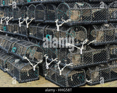 Lobster cantre impilati su un inglese quayside in inverno Foto Stock