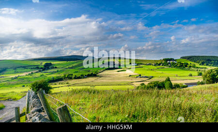 Cielo sognante rispetto alle aziende di Lancashire, in distanza Pendle Hill, foresta di Bowland, England Regno Unito Foto Stock