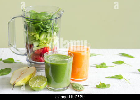 Frullato di verde con Blender e frutta salute Dieta concetto di stile di vita Foto Stock