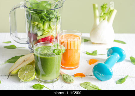 Frullato di verde con Blender e frutta salute Dieta concetto di stile di vita Foto Stock