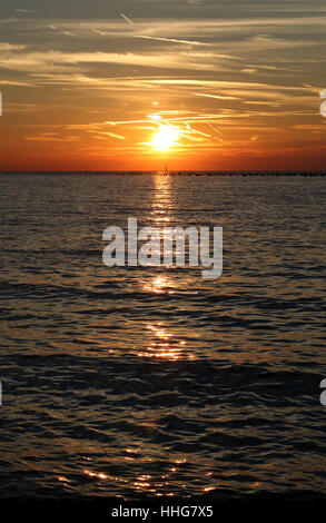 Arancione tramonto sul mare Adriatico in Croazia. Foto Stock