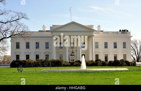 Washington, DC- Aprile 10, 2014: Nord davanti alla Casa Bianca con il suo grande portico e fontana Foto Stock