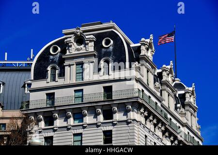 Washington, DC - 10 Aprile 2014: primo piano del Beaux Arts il tetto con il flag di amrican presso il leggendario Willard luxury hotel in Pennsylvania Avenue * Foto Stock