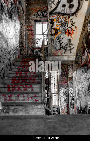 Scale, scale in corsa verso il basso edificio con graffiti Foto Stock
