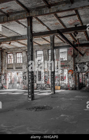 Industrial loft camera - fabbrica abbandonata la costruzione di Foto Stock