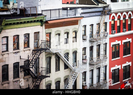 New York City View di edifici storici con windows, tetti e fire sfugge lungo Bowery Street a Chinatown Manhattan Foto Stock