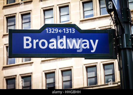 Broadway Street segno con sfondo edificio nei pressi di 34th Street e Herald Square a Manhattan, New York City NYC Foto Stock