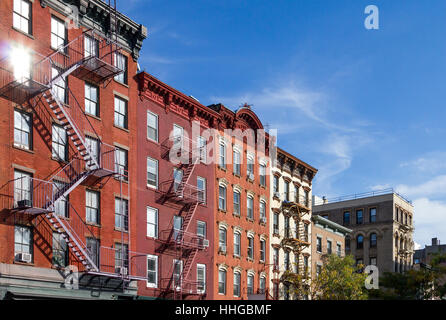 Appartamento storico edifici lungo Bleecker Street nel Greenwich Village quartiere di Manhattan, New York City Foto Stock