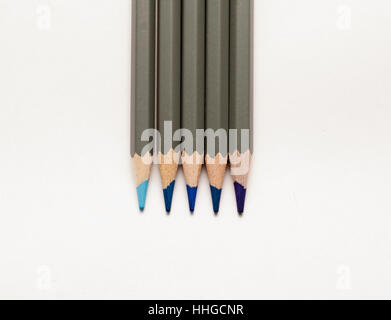 Colorazione blu matite isolato su uno sfondo bianco Foto Stock