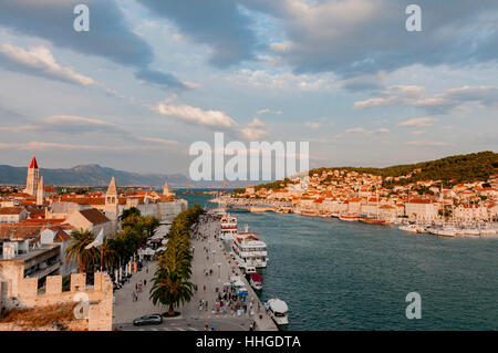 Vista panoramica presa dal Camerlengo (Kamerlengo) fortezza a Trogir, Croazia, del centro storico e del porto sul Mare Adriatico. Foto Stock