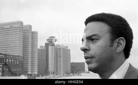 Andrew J. giovani corre per il Congresso dal quinto distretto della Georgia nel 1970 lo skyline di Atlanta in background. Andrew Jackson giovane, nata il 12 marzo 1932, è un uomo politico americano, Diplomat, attivista e pastore dalla Georgia. Egli ha servito come un membro del Congresso dalla Georgia del quinto quartiere congressuale, l Ambasciatore degli Stati Uniti alle Nazioni Unite, e il Sindaco di Atlanta. Ha servito come Presidente del Consiglio Nazionale delle Chiese negli Stati Uniti, era un membro della Southern Christian Leadership Conference e stato ex U.S. Ambasciatore presso le Nazioni Unite. Foto Stock