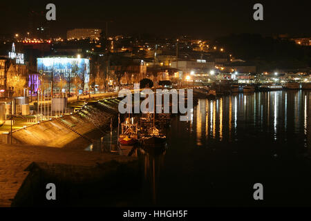 Riverside di Vila Nova de Gaia (Portogallo) di notte Foto Stock