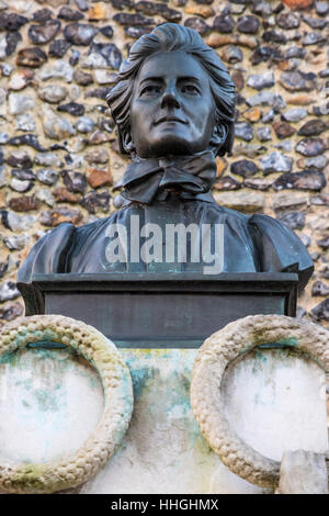 Un monumento dedicato alla storica infermiera britannica Edith Cavell a Norwich, Regno Unito. Foto Stock