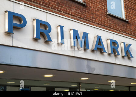 NORWICH, Regno Unito - 17 GENNAIO 2017: il logo Primark sull'esterno del loro negozio nel centro città di Norwich, il 17 gennaio 2017. Foto Stock