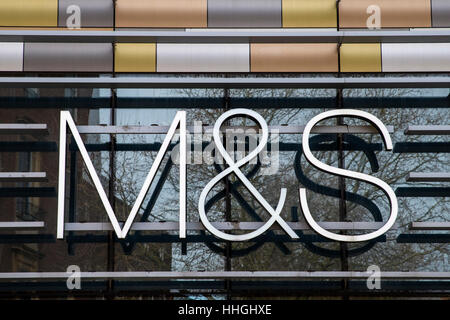 NORWICH, Regno Unito - 17 GENNAIO 2017: M&S logo sopra l'ingresso alla Marks & Spencer store nel centro città di Norwich. Foto Stock