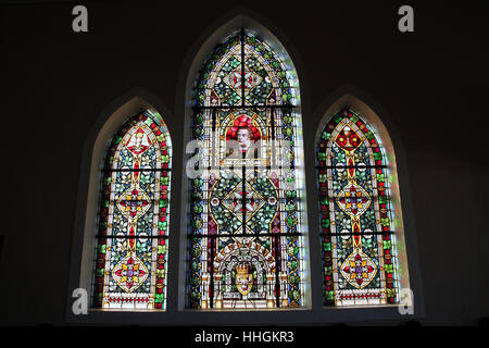 Vetrata della Felsenkirche che è la Chiesa iconica sulle rocce al Luderitz in Namibia Foto Stock