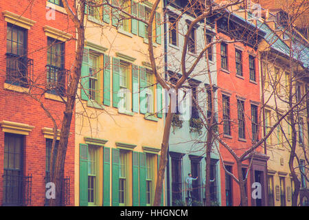 Incantevole schiera di coloratissimi apartment building case sul pittoresco street a New York City con retro effetto del filtro. Foto Stock