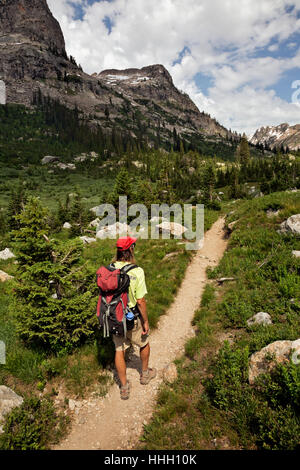 WY02082-00...WYOMING - escursionista sul sentiero per il Lago di solitudine nel Parco Nazionale di Grand Teton. Foto Stock