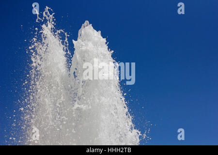 Fontana orizzontalmente contro un cielo blu Foto Stock