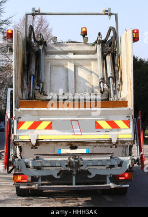 Grandi industriali immondizia camion durante la raccolta di rifiuti solidi urbani in servizio la città Foto Stock