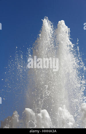 Fontana in verticale contro il cielo blu Foto Stock