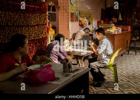 Tempio i lavoratori hanno la loro prima colazione all'interno del peccato Sze Si Ya tempio di Kuala Lumpur in Malesia. Foto Stock