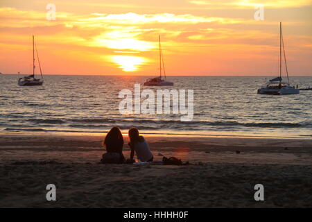 Romantico tramonto a Farang sulla spiaggia di Koh Mook, Trang, Thailandia Foto Stock