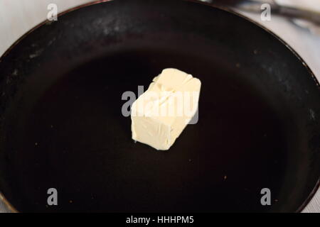 Pezzo di burro nella padella. Realizzazione di patate e porri Filo torta. Serie. Foto Stock