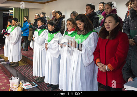Coro alla messa domenicale alla Chiesa cattolica di Nostra Signora del Sacro Cuore, Yinchuan, Ningxia, Cina Foto Stock