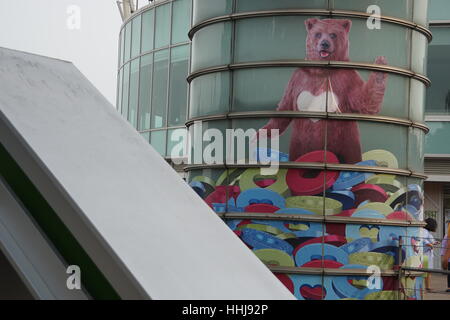Sventolando orso con amore cuore sul suo petto circondato dall amore cuori Foto Stock