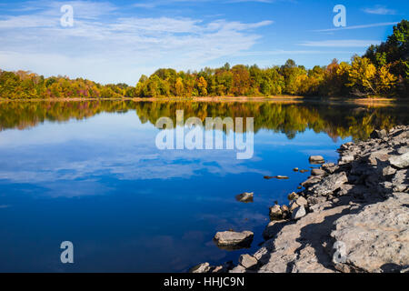 Inizio di caduta i colori sono riflessi nel ancora acque blu del lago Bluecat nel sud del Tennessee Foto Stock