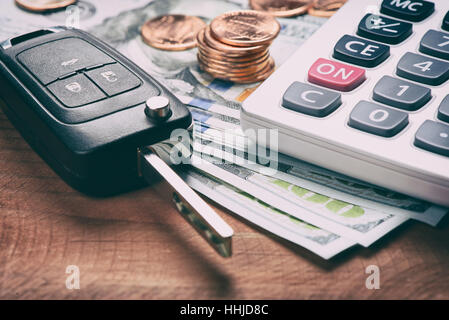 Chiave di auto e calcolatrice sul denaro. Valuta statunitense Foto Stock