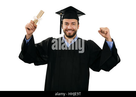 Allegro sorridente laureati maschi indossando camice e cappuccio isolato su bianco Foto Stock