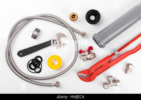 Attrezzi per idraulici e attrezzature su bianco. vista superiore Foto Stock