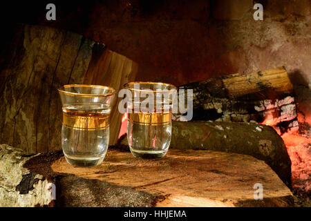 Due bicchieri di brandy davanti al camino Foto Stock